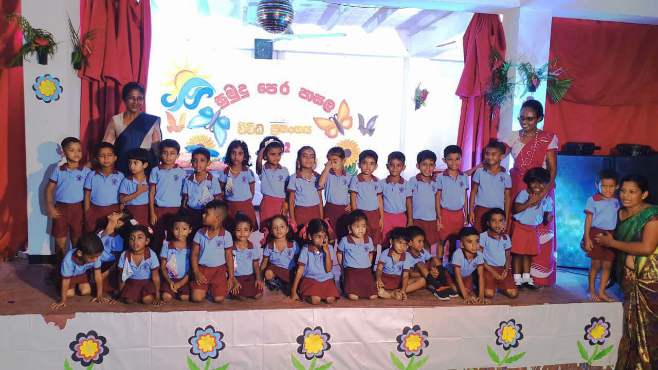 Kinder in Sri Lanka auf der Bühne
