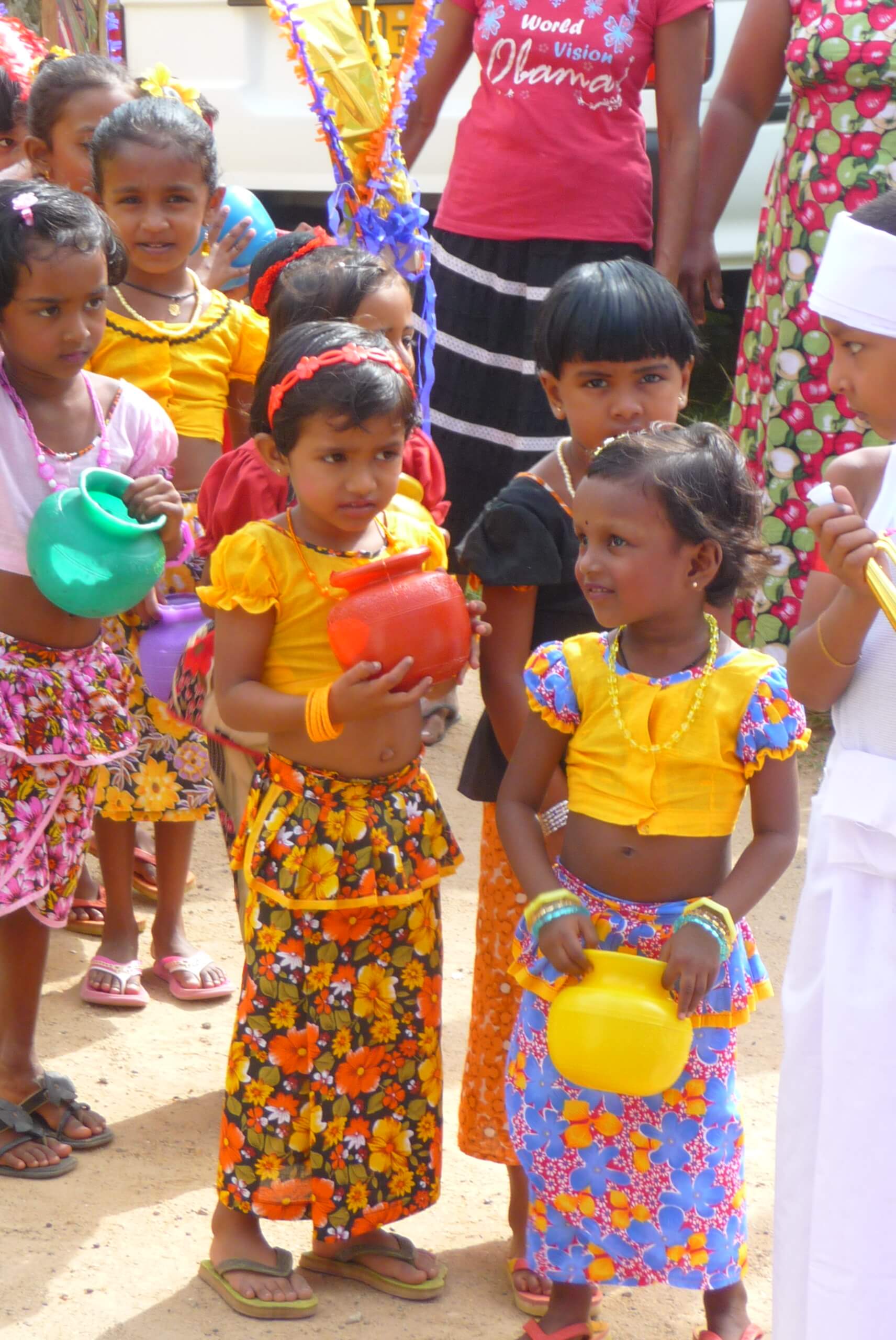 Kinder in Sri Lanka in traditioneller Tracht